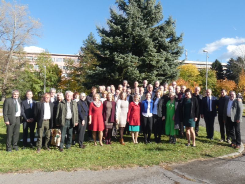 Spoločná fotografia zo spomienkového stretnutia 