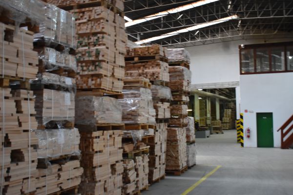 Lepen&eacute; drevo vyroben&eacute; z kvalitnej guľatiny