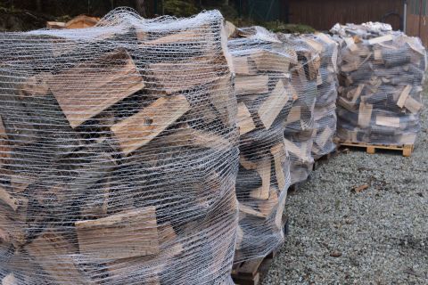 Štiepané palivové drevo pripravené na distribúciu k zákazníkom 