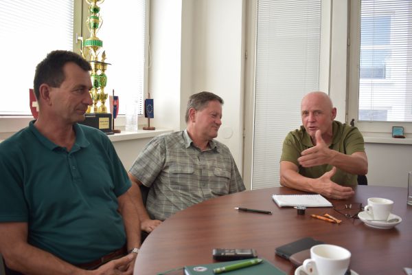 Zľava Ing. Szarka, Ing. T&oacute;th a Ing. &Scaron;i&scaron;ka počas besedy o PBOL