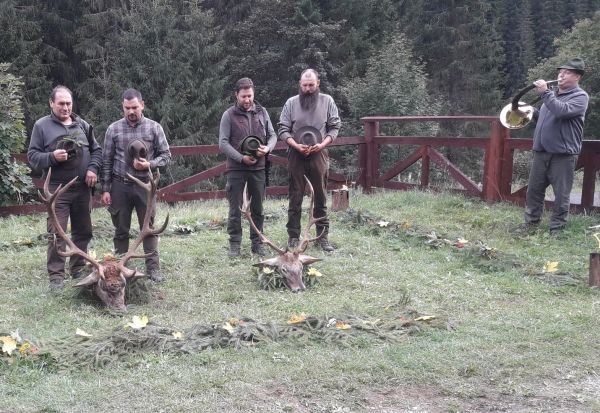 Poľovn&iacute;ci vzd&aacute;vaj&uacute; &uacute;ctu uloven&yacute;m jeleňom 