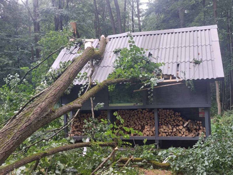 Útulňa pri Kráľovej studni poškodená vetrovou smršťou 