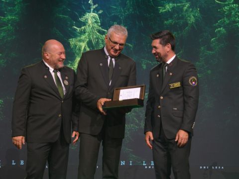 Ing. Igor Viszlai (v strede) preberá ocenenie 