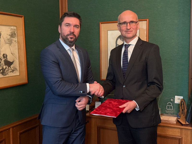 Minister Richard Tak&aacute;č (vľavo) s nov&yacute;m gener&aacute;lnym riaditeľom Borisom Gregorom 