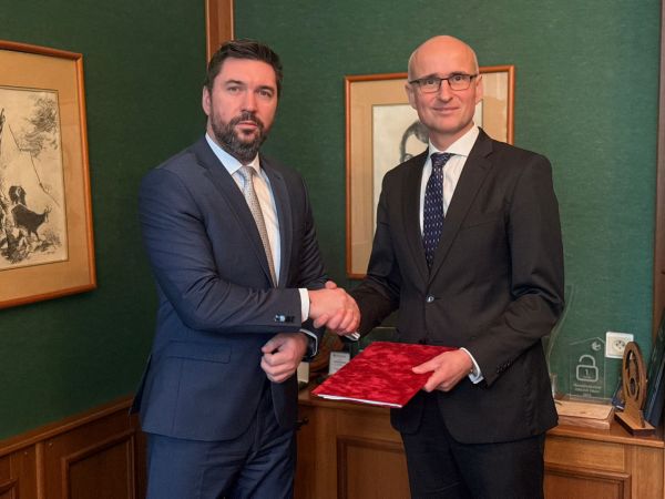 Minister Richard Tak&aacute;č (vľavo) s nov&yacute;m gener&aacute;lnym riaditeľom Borisom Gregorom 