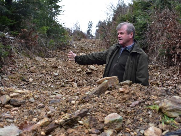 Ing. Pavol Šutý v jame na rozkopanej zvážnici 