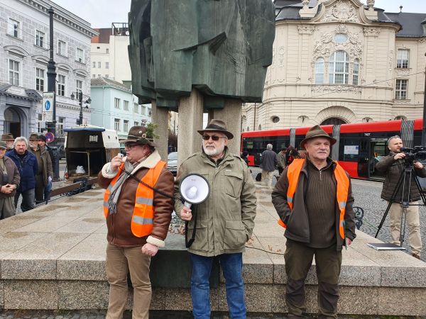 Predstavitelia ÚNIE pred MŽP SR v Bratislave v roku 2020 