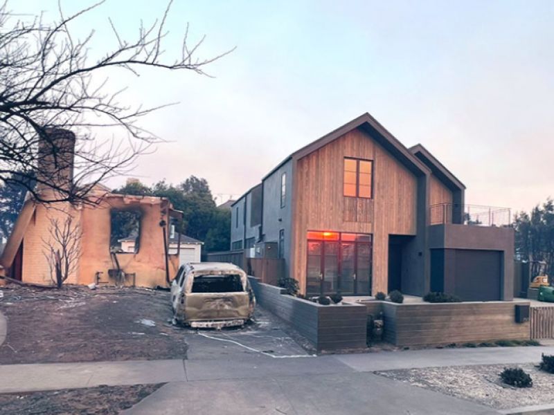 Drevodom, ktorý nezhorel v luxusnej štvrti Los Angeles 