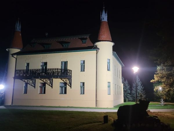 Kaštieľ a priľahlý park v Topoľčiankach s novým osvetlením 