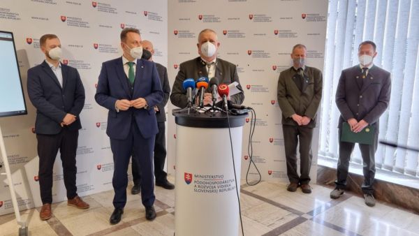 Tibor Kőszeghy prezentuje na tlačovej konferencii hospod&aacute;rske v&yacute;sledky &scaron;t&aacute;tneho podniku LESY SR 