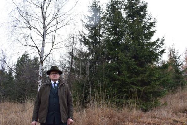 Ing. J&aacute;n Marhefka na obnovej kalamitnej ploche s pestr&yacute;m drevinov&yacute;m zložen&iacute;m 