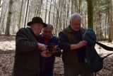 Ing. Dušan Lukášik v strede s lesníkmi v Dobročskom pralese
