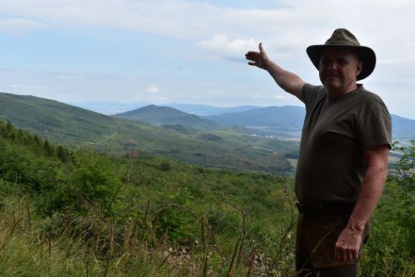 Ing. Peter &Scaron;i&scaron;ka a za n&iacute;m obnoven&eacute; kalamitn&eacute; plochy na Dobr&aacute;ku 