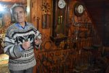 Ladislav Janech vo svojom malom s&uacute;kromnom m&uacute;zeu v Považskej Teplej 