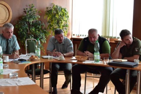 Ing. Igor Viszlai (prvý zľava) na zasadnutí Predstavenstva Slovenskej lesníckej komory