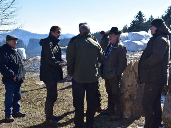 Vlastníci lesov diskutujú na nedávnom Dni zeleného lesa vo Veľkom Rovnom 