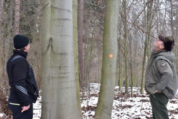 Riaditeľ Spr&aacute;vy NP Slovensk&yacute; raj Tom&aacute;&scaron; Dražil (vľavo) v ter&eacute;ne s riaditeľom Pro Populo Poprad Jozefom Jendruchom 