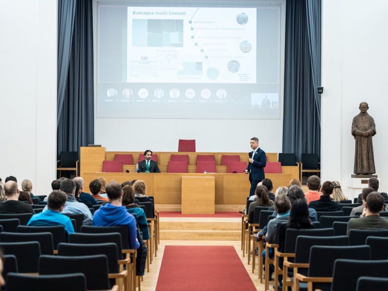 Nov&yacute; dekan Vladim&iacute;r Gryc počas prezent&aacute;cie 