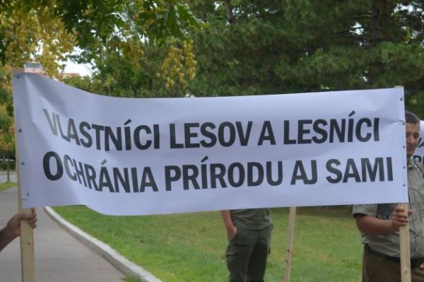 Jeden z transparentov na prolesníckom zhromaždení pred Úradom Vlády SR 23. augusta 2021 