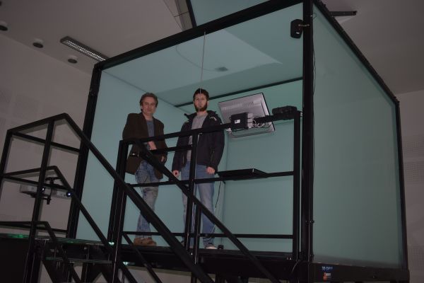 Prof. Marek Fabrika (vľavo) vo virtu&aacute;lnej jaskyni s kolegom Ing. Petrom Valentom e&scaron;te ako ved&uacute;ci Katedry pl&aacute;novania lesn&yacute;ch zdrojov a informatiky LF TUZVO