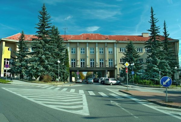 Budova NLC vo Zvolene na Sokolskej ulici pred prebiehaj&uacute;cou rekon&scaron;trukciou