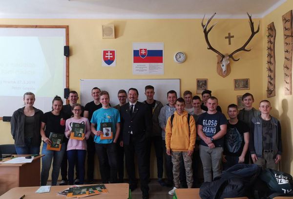 &Scaron;&eacute;fredaktor LES a Letokruhy a lesn&yacute; pedag&oacute;g Peter Gogola medzi &scaron;tudentmi Strednej odbornej lesn&iacute;ckej a drev&aacute;rskej &scaron;koly Jozefa Dekreta Matejovie v Liptovskom Hr&aacute;dku