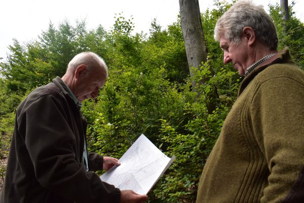 OLH Ing. Jakubes (vľavo) a predseda Ing. Hromada nad porastovou mapou