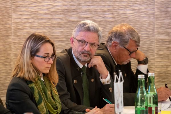 Ing. Alojz Ka&scaron;&scaron;&aacute;k na sn&iacute;mke v strede .