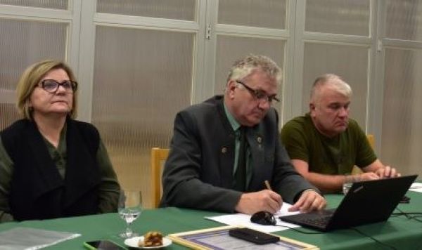 Vpravo Ing. Peter Zima, 2. podpredseda Slovenskej lesn&iacute;ckej komory, v strede predseda Ing. Igor Viszlai a vľavo 1. podpredsedn&iacute;čka Ing. M&aacute;ria Biesov&aacute; na v&yacute;ročnom zasadnut&iacute; Slovenskej lesn&iacute;ckej komory 