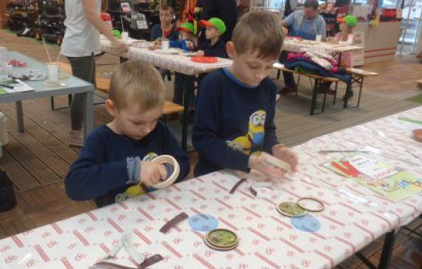 Pr&aacute;ca s drevom deti bav&iacute;