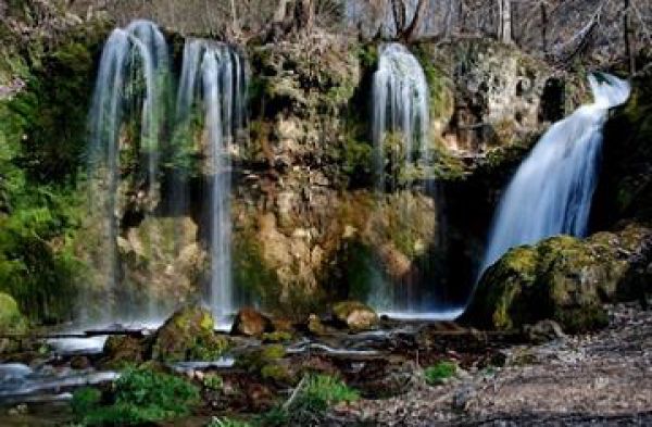V&yacute;ročie n&aacute;rodn&eacute;ho parku s množstvom jask&yacute;ň