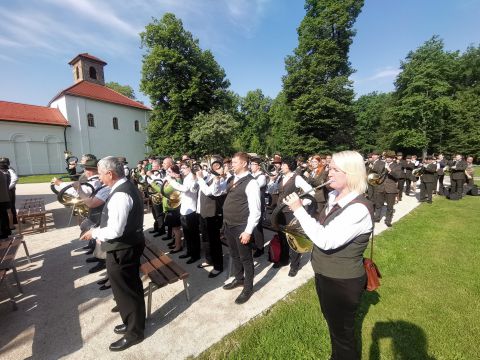 Foto z podujatia trubačov na Budatínskom hrade