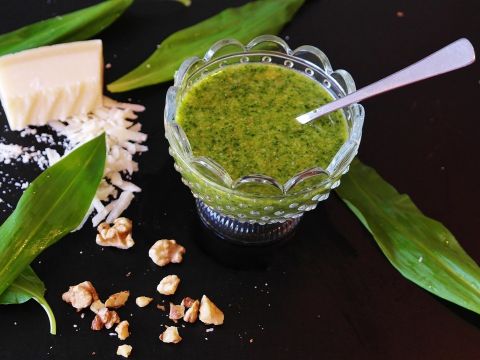 Medvedí cesnak v kuchyni 