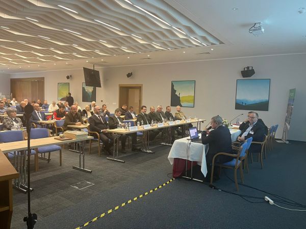 Pohľad na &uacute;častn&iacute;kov Valn&eacute;ho zhromaždenia Zv&auml;zu spracovateľov dreva SR