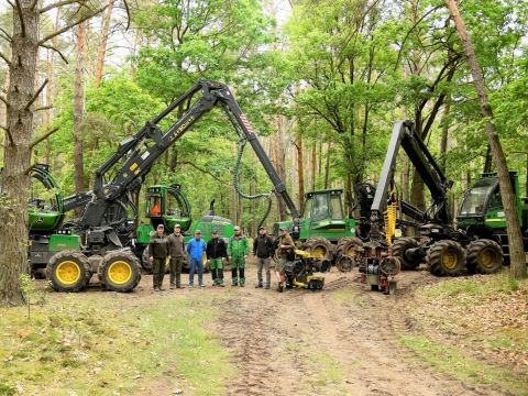 Časť flotily moderných strojov značky John Deere v štátnom podniku LESY SR 