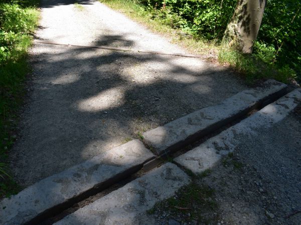 Jedným z riešení zadržiavania vody v lese je budovanie odrážok, odvádzajúcich vodu z lesných ciest 