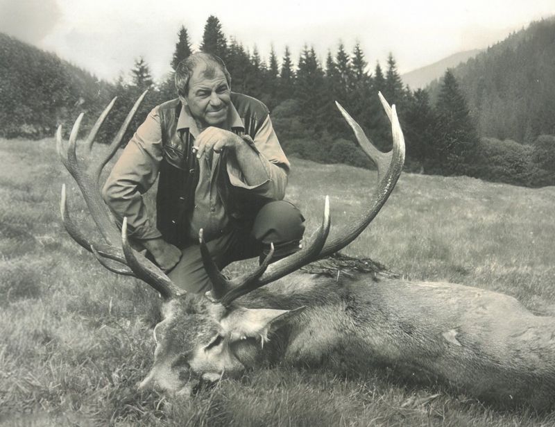 Herec Ivan Rajniak na ob&aacute;lke knihy Poľovn&iacute;ci spom&iacute;naj&uacute; 