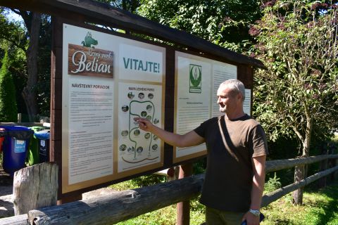 Ing. Štefan Orolin pri vstupnej tabuli do Lesného parku