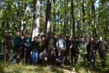 Cirkevní lesníci a štátni ochrancovia prírody po výsadbe v Ordzovianskej dubine