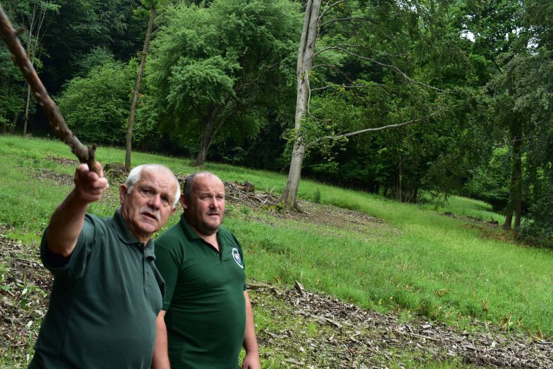 Karol Pepich (vpravo) s Jurajom Vankom. Zástupcovia ochranárov a vlastníkov lesov, ktorí dokážu dlhodobo úspešne spolupracovať