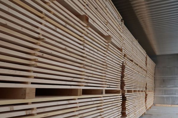 Sušiarne dreva v areáli novej píly 