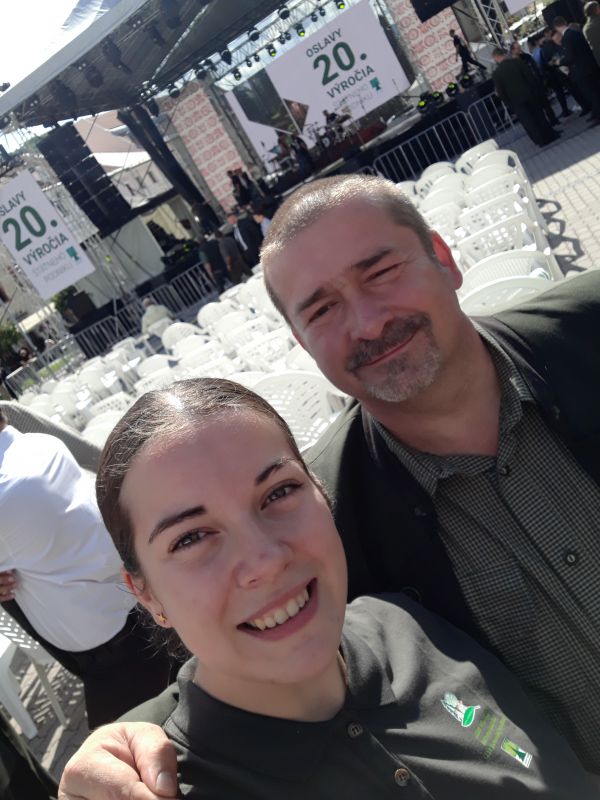 Ing. Peter Grellneth ml. s dc&eacute;rou Danielou, ktor&aacute; pracuje na Lesnej spr&aacute;ve Žiar Od&scaron;tepn&eacute;ho z&aacute;vodu Žarnovica, na oslav&aacute;ch 20. v&yacute;ročia založenia &scaron;. p. LESY SR