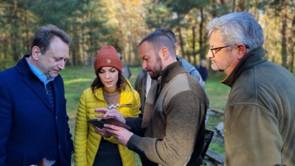 Gener&aacute;lny riaditeľ NLC Peter Balogh ukazuje aplik&aacute;ciu ministrovi Samuelovi Vlčanovi 