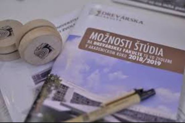 Drevo l&aacute;ka bud&uacute;cich vysoko&scaron;kol&aacute;kov