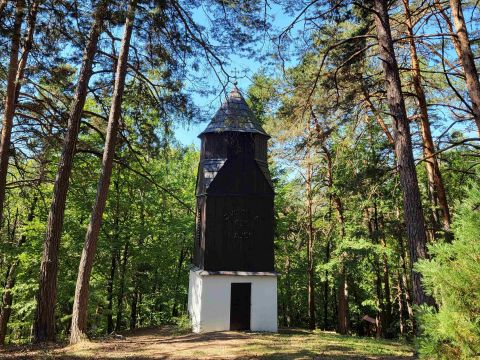 Historická zvonica v Mestských lesoch Nová Baňa 