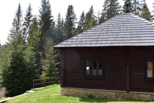 Jedna z ch&aacute;t v majetku &scaron;. p. LESY SR v N&aacute;rodnom parku Mur&aacute;nska planina 