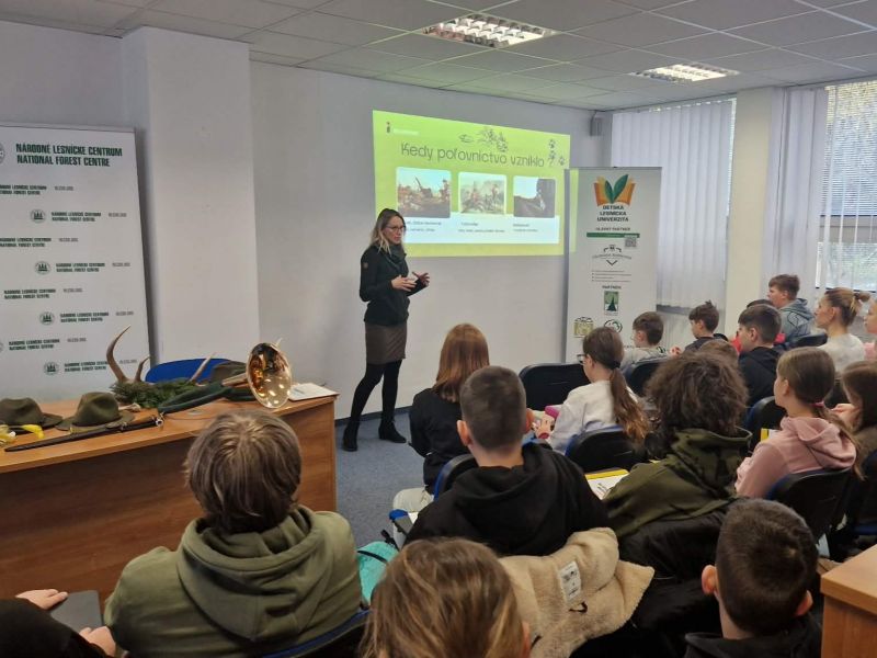 Detská lesnícka univerzita o tradícii poľovníctva na Slovensku: Študentov zaujalo najmä sokoliarstvo, poľovnícka terminológia a gastromómia