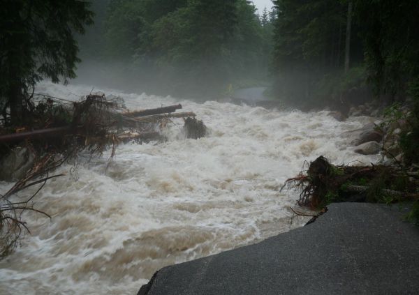 Voda zanechala sp&uacute;&scaron;ť