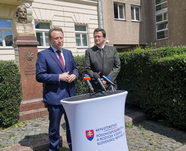 Na dne&scaron;nom br&iacute;fingu zľava minister Samuel Vlčan a nov&yacute; gener&aacute;lny riaditeľ LESY SR J&aacute;n Marhefka