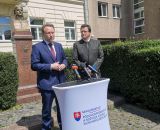 Na dne&scaron;nom br&iacute;fingu zľava minister Samuel Vlčan a nov&yacute; gener&aacute;lny riaditeľ LESY SR J&aacute;n Marhefka